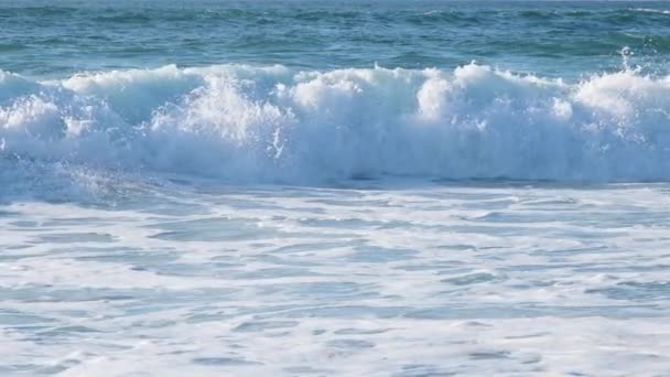 在大西洋空旷的海岸上 用泡沫和飞溅的浪花近距离观看大浪 慢动作全Hd视频空旷美丽的傍晚海滩 — 图库视频影像