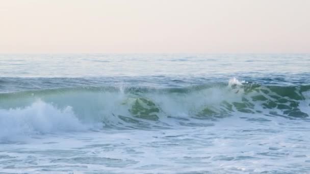 Zamknij Widok Wysokie Fale Pustym Wybrzeżu Oceanu Atlantyckiego Zwolniony Ruch — Wideo stockowe