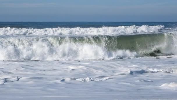 Στενή Θέα Ψηλά Κύματα Στην Άδεια Ακτή Του Ατλαντικού Ωκεανού — Αρχείο Βίντεο