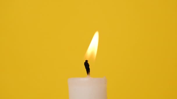 Eine Weiße Kerze Auf Gelbem Grund Eine Kerze Brennt Video — Stockvideo