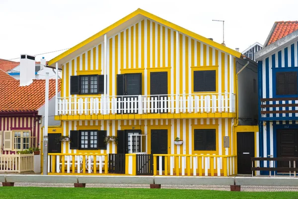 Абиру Португалия 2022 Вид Улицу Типичными Разноцветными Полосатыми Домами Названием — стоковое фото