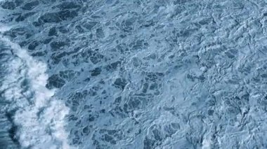 Büyük Atlantik okyanus dalgaları üzerinde güzel bir hava aracı görüntüsü. 4K çözünürlüklü fırtınalı deniz ya da okyanus görüntüsü