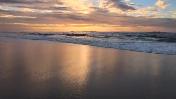 Prachtige Avond Uitzicht Golven Aan Lege Kust Van Atlantische Oceaan — Stockvideo