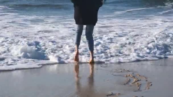 妇女或女孩沿着大西洋海岸散步 4K解像度近视波洗净女性腿和海滩 — 图库视频影像