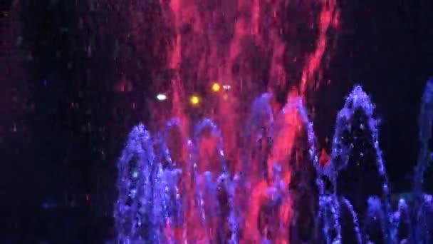 レーザー光でカラフルな噴水ダンスショーを閉じます ダンス噴水とともにMagenta 青と紫のウォータージェットスローモーションフルHdビデオ — ストック動画