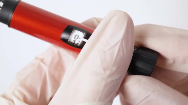 Fechar Bem Mãos Com Luvas Proteção Rodar Botão Caneta Insulina — Vídeo de Stock