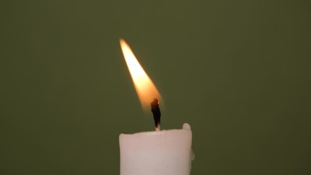 Λευκό Κερί Σκούρο Πράσινο Λαδί Φόντο Ένα Κερί Καίγεται Πράσινο — Αρχείο Βίντεο