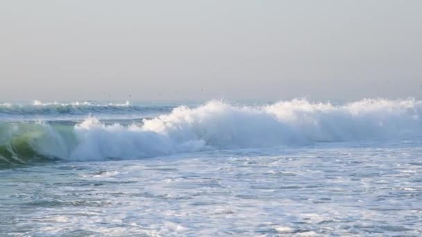 Zavřít Pohled Vysoké Vlny Prázdném Pobřeží Atlantského Oceánu Zpomalit Full — Stock video