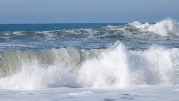 大西洋の空の海岸の高い波の眺めを閉じます フルHdスローモーションビデオの空の美しい海のビーチとともに波と海の泡と青い空 — ストック動画