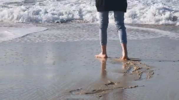 Mulher Menina Caminha Longo Costa Oceano Atlântico Resolução Vista Perto — Vídeo de Stock