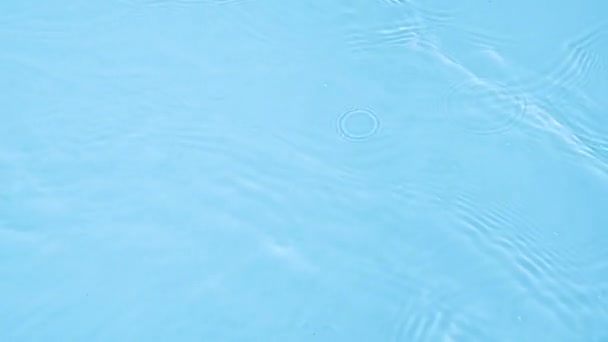 水面上的波浪和波纹慢动作全高清视频横幅蓝调 具有反射太阳光的水纹覆盖效果 有机浅灰滴阴影烧蚀效果 — 图库视频影像