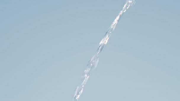 青い背景にスローモーションで美しい純水ジェットフロー 上から下へ流れる水のフルHdスローモーションビデオ — ストック動画