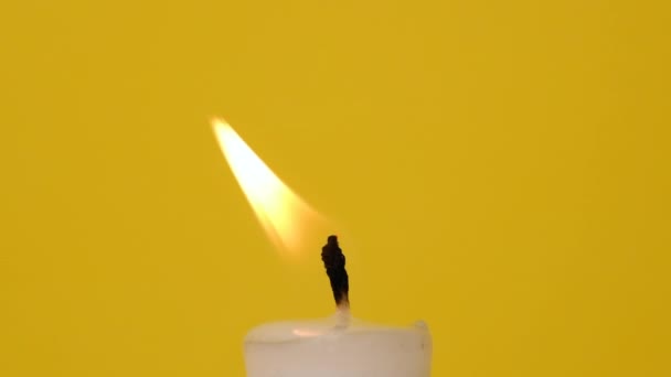 一支白色的蜡烛在明亮的黄色背景上燃着 蜡烛被吹灭 美丽的烟雾从吹灭的蜡烛在黄色的背景上 慢动作全Hd分辨率视频 — 图库视频影像