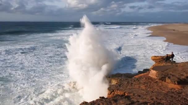 ポルトガルのナザレの小さな観光の町で美しい無人島のビーチでの空中ビュー 大西洋の巨大な波と岩と砂浜の組み合わせ 4K解像度ビデオ — ストック動画