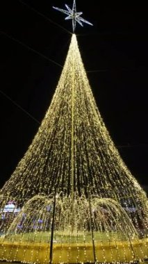 Noel ağacı ve altın iplik çelenkleri şeklinde yapılmış güzel bir Noel süsü. Tam HD yavaş çekim Noel ya da Yeni Yıl videosu.