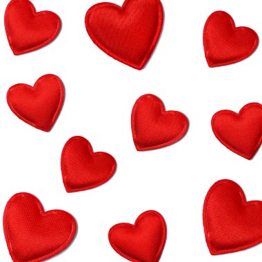 Aşk konsepti. Beyazlara izole edilmiş küçük, okunmuş kalpler. Sevgililer Günü kartı için arka plan.