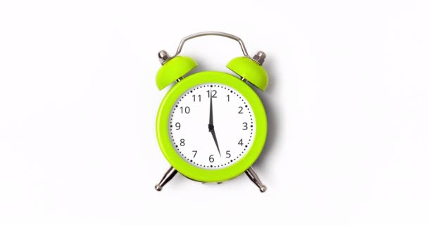 白い背景に隔離された石灰緑色の金属目覚まし時計の時計針のアニメーション 時間の概念 矢印で目覚まし時計 — ストック動画