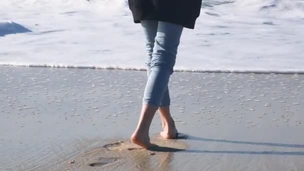 Mulher Menina Caminha Longo Costa Oceano Atlântico Resolução Vista Perto — Vídeo de Stock
