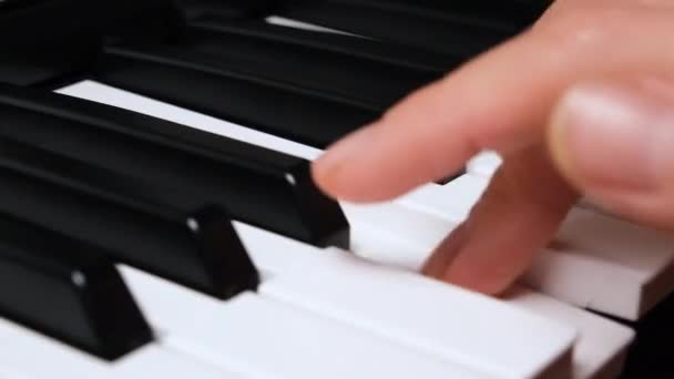 初心者のピアニストがピアノを弾いている様子を間近で見ることができます ピアニストはピアノを演奏する 手を閉じて 4K解像度音楽ビデオ — ストック動画