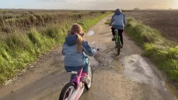 Estarreja Portugal 2023 Children Two Girls Sisters Riding Bikes Together — Vídeo de Stock