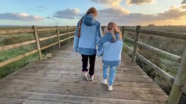 Estarreja Portugal 2023 Two Children Sisters Walking Autumn Day Wooden — Αρχείο Βίντεο