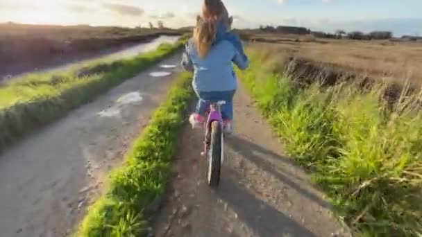 Estarreja Portugal 2023 Child Girl Riding Bike Autumn Day Dirt — 图库视频影像