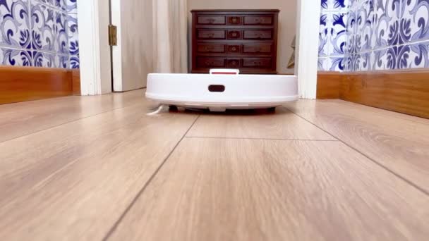 Robot Vacuum Cleaner Cleaning Floor Working Automatic Vacuum Cleaner Cleaning — Stockvideo