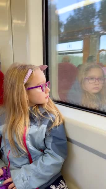 Ein Kleines Mädchen Blickt Aus Dem Fenster Des Zuges Ein — Stockvideo