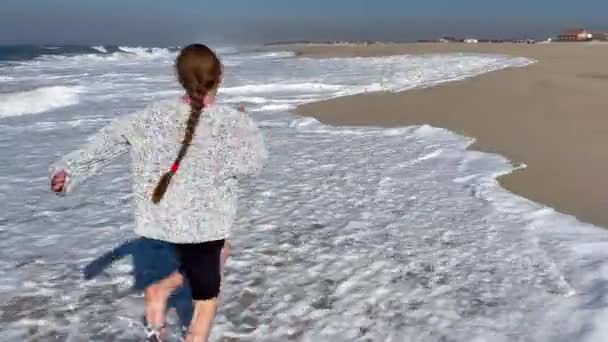 Девочка Играет Волнами Пляже Атлантического Океана Концепция Семейного Времени Отпуска — стоковое видео