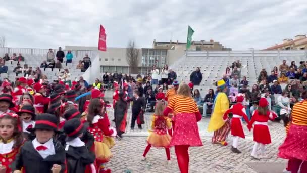 포르투갈 Estarreja 2023 전통적 연례행사 Estarreja Children Carnival Portugal 음악춤추는 — 비디오