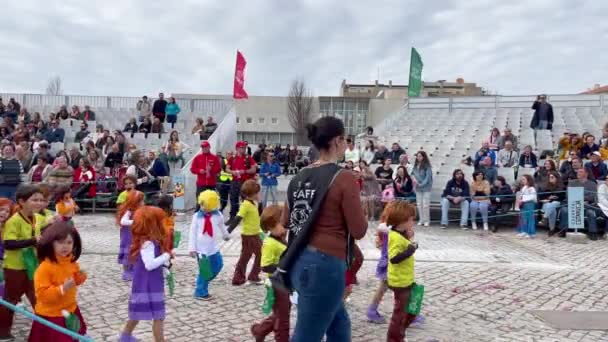 Эстарреха Португалия 1223 Традиционный Зимний Ежегодный Карнавал Estarreja Children Carnival — стоковое видео