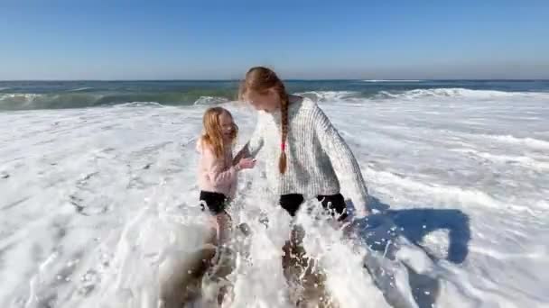 Две Младшие Сестры Играют Волнами Пляже Атлантического Океана Концепция Семейного — стоковое видео