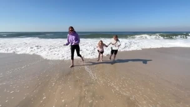 Две Дочери Мать Играют Волнами Пляже Атлантического Океана Концепция Семейного — стоковое видео