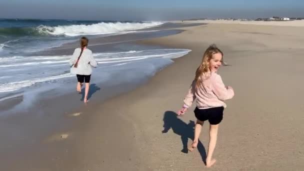 Children Run Coast Pacific Ocean Two Little Sisters Playing Waves — Vídeo de Stock