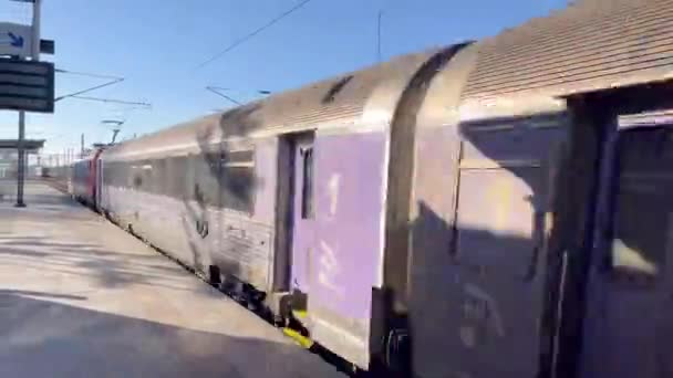 Estarreja Portogallo 2023 Treno Alta Velocità Passa Accanto Alla Stazione — Video Stock