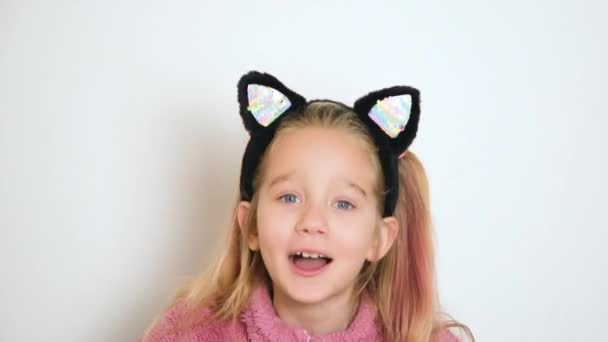 Una Pequeña Chica Rubia Orejas Gatos Diadema Está Diciendo Algo — Vídeo de stock