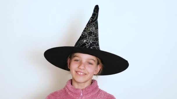 Teen Blond Girl Black Witch Hat Actively Telling Something Looking — ストック動画