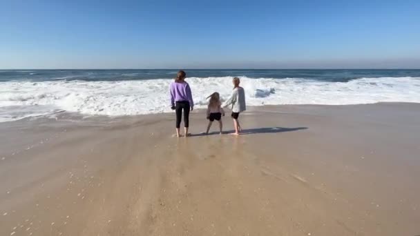 Δύο Κόρες Και Μητέρα Παίζουν Κύματα Στην Παραλία Του Ατλαντικού — Αρχείο Βίντεο
