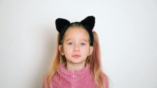 Little Blond Girl Cats Ears Headband Actively Telling Something Looking — Vídeo de Stock