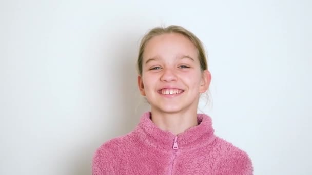 Una Chica Guapa Adolescente Está Contando Algo Activamente Mirando Cámara — Vídeo de stock