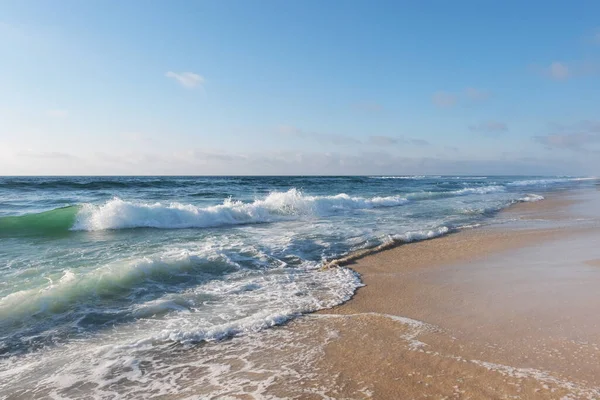 Чудовий Вид Високі Хвилі Порожньому Узбережжі Атлантичного Океану Спустошений Прекрасний — стокове фото