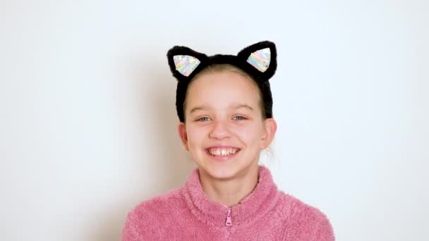 Krásná Dívka Kočičích Uších Čelenka Aktivně Něco Říká Dívá Kamery — Stock video