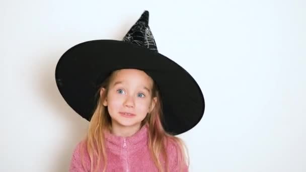 Uma Menina Loira Chapéu Bruxa Negra Está Ativamente Contando Algo — Vídeo de Stock