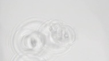 Su dokusuna yakın görünüm ve su üzerindeki dalgalar video modellemesi için etki yaratıyor. Işığın dalga kırılma etkisiyle organik açık gri gölge etkisi. Yavaş çekim tam HD video pankartı.