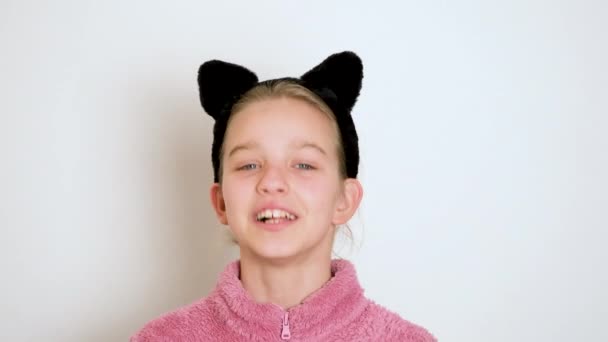 Una Hermosa Adolescente Gatos Orejas Diadema Está Diciendo Algo Activamente — Vídeo de stock