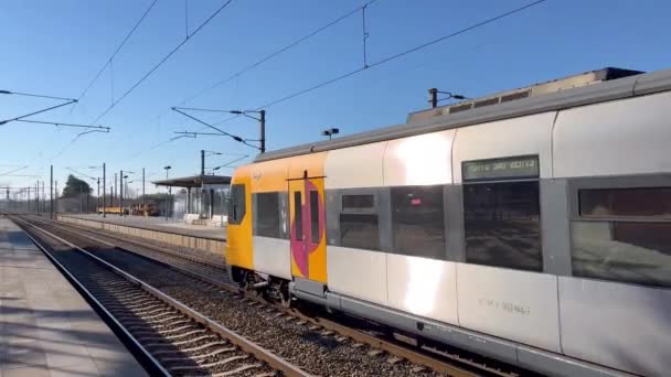 Estarreja Portugalsko 2023 Vysokorychlostní Vlak Projíždí Vysokorychlostním Nádražím Portugalské Estarreja — Stock video