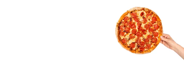 手を握るか または白で隔離されたおいしいペパロニピザを取る パペオーニピザのトップビュー イタリア料理 ストリートフード ファーストフード クイック一口のための概念 コピースペース付きの長いバナー — ストック写真