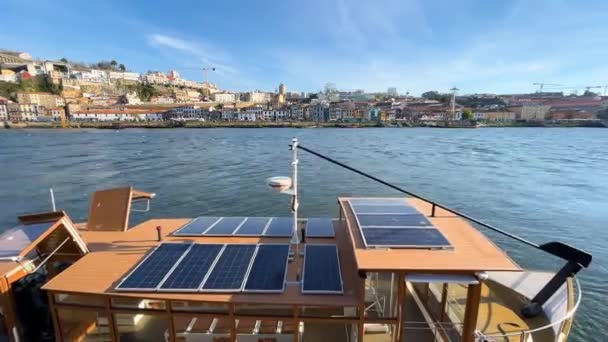 葡萄牙波尔图 2023年3月20日 游览美丽的古城波尔图 多罗河 桥和充满游客的明亮小舟的时光流逝 葡萄牙旅游视频 — 图库视频影像