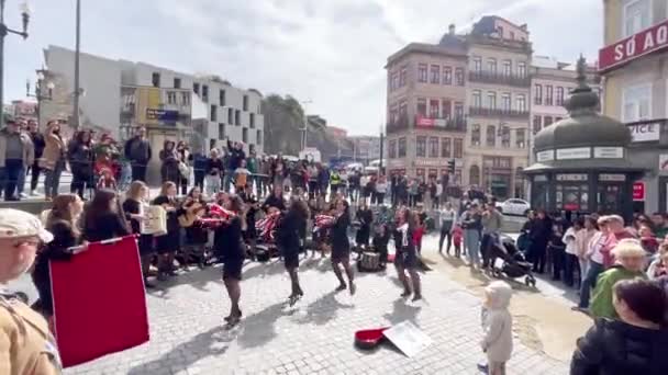 Porto Portekiz 2023 Sokak Dansçıları Okul Kızları Öğrenciler Ateşli Müzik — Stok video