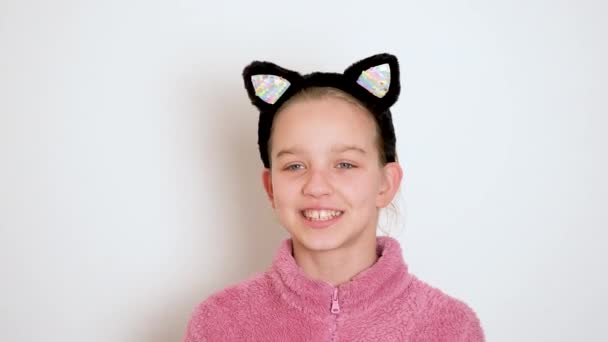 Uma Linda Menina Adolescente Orelhas Gatos Headband Está Ativamente Dizendo — Vídeo de Stock